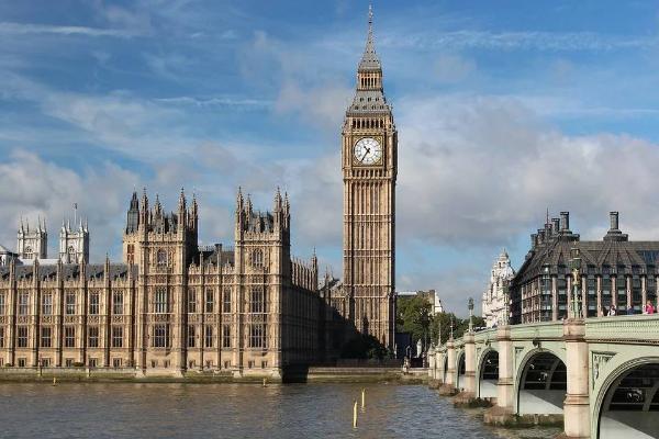Посольство Великобритании в Москве заявило о повышенном спросе на визы Посольство Великобритании в Москве заявило о повышенном спросе на визы